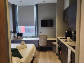 Tren-D Luxe Studio Apartment Room 3 - Contractors, Relocators, Profesionals, NHS Staff Welcome